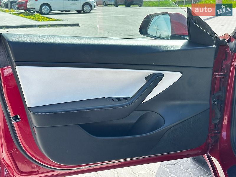 Седан Tesla Model 3 2020 в Львові
