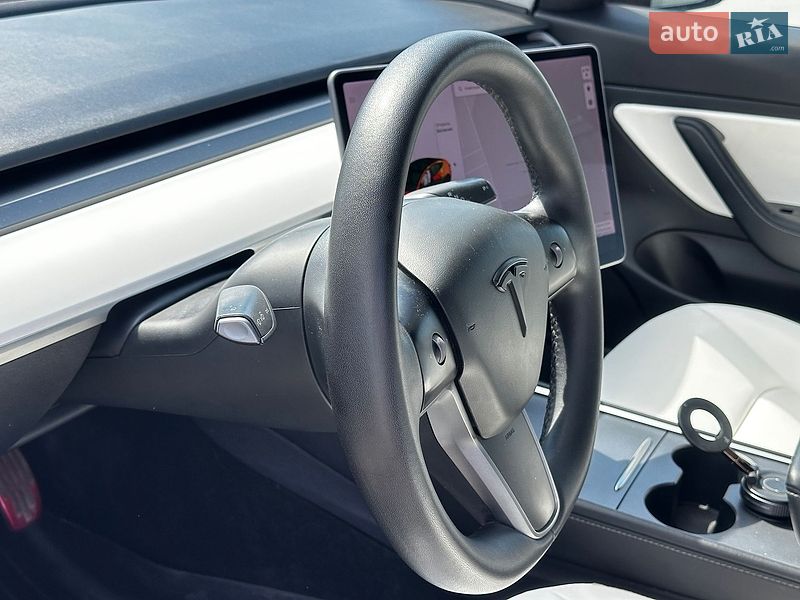 Седан Tesla Model 3 2020 в Львові