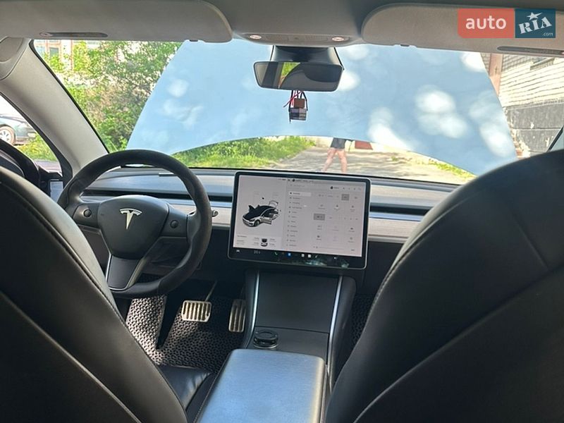 Седан Tesla Model 3 2020 в Ніжині