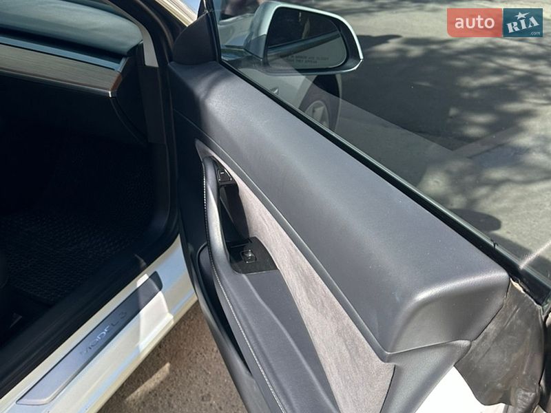 Седан Tesla Model 3 2020 в Ніжині