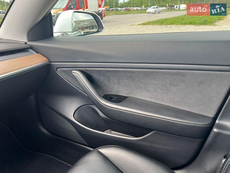 Седан Tesla Model 3 2020 в Львові