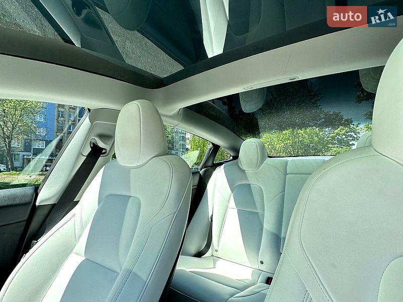Седан Tesla Model 3 2023 в Львове