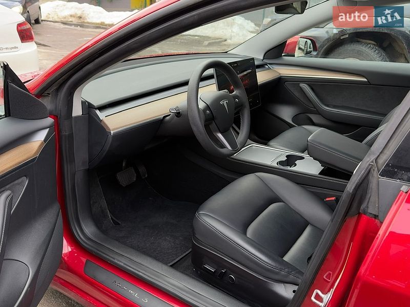 Седан Tesla Model 3 2023 в Львове