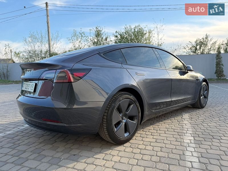 Седан Tesla Model 3 2023 в Івано-Франківську