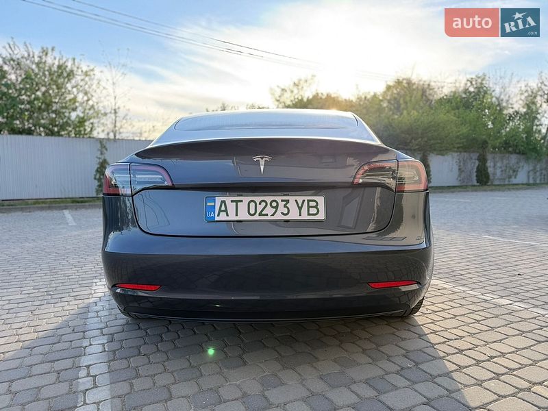 Седан Tesla Model 3 2023 в Івано-Франківську