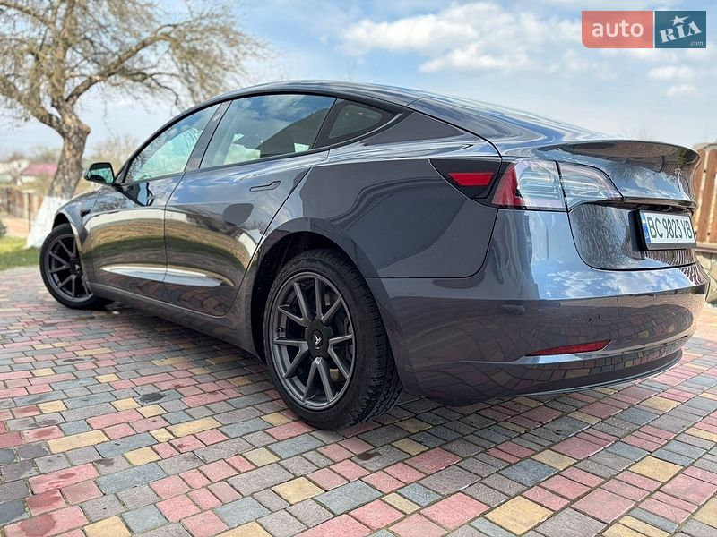 Седан Tesla Model 3 2021 в Львове