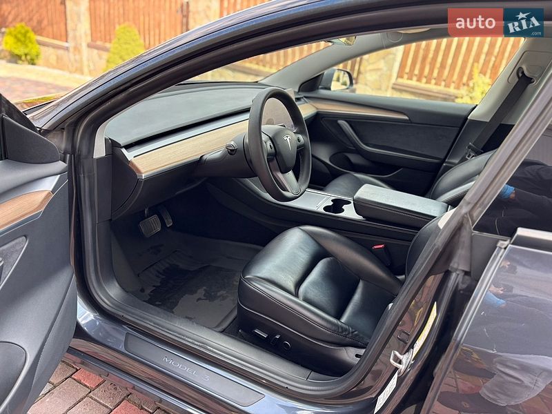 Седан Tesla Model 3 2021 в Львове