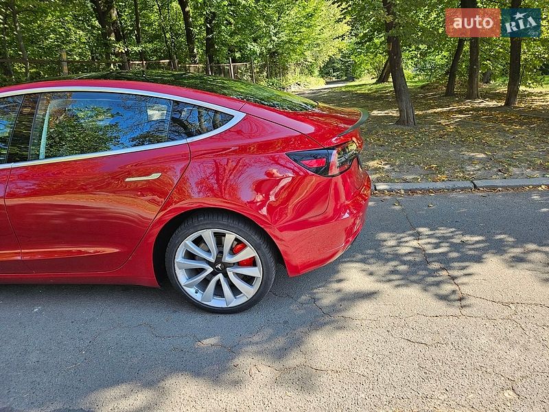 Седан Tesla Model 3 2018 в Киеве