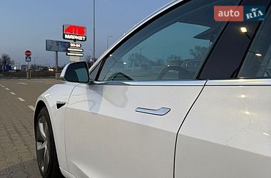 Седан Tesla Model 3 2019 в Львові