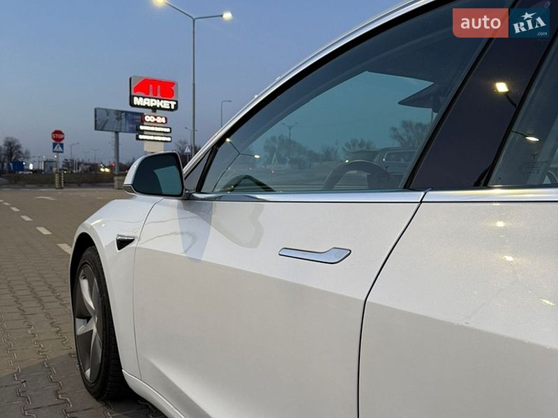 Седан Tesla Model 3 2019 в Львові
