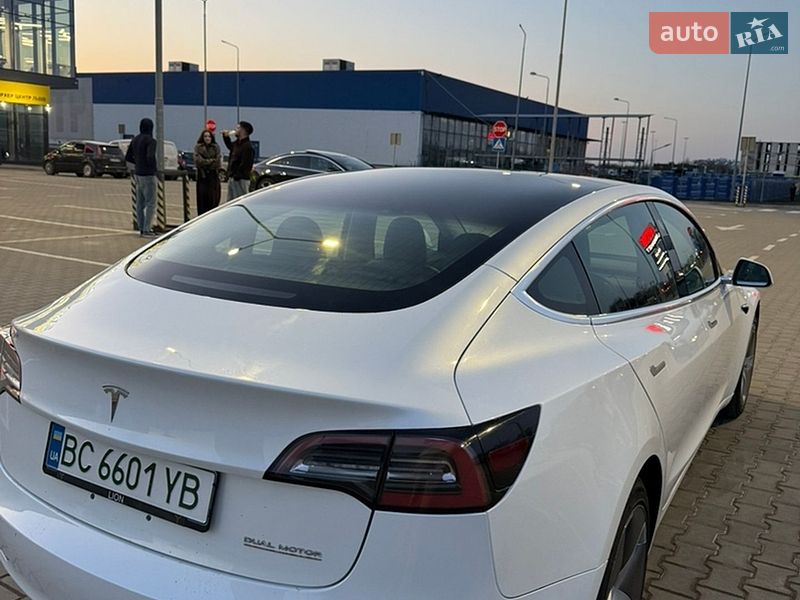 Седан Tesla Model 3 2019 в Львові