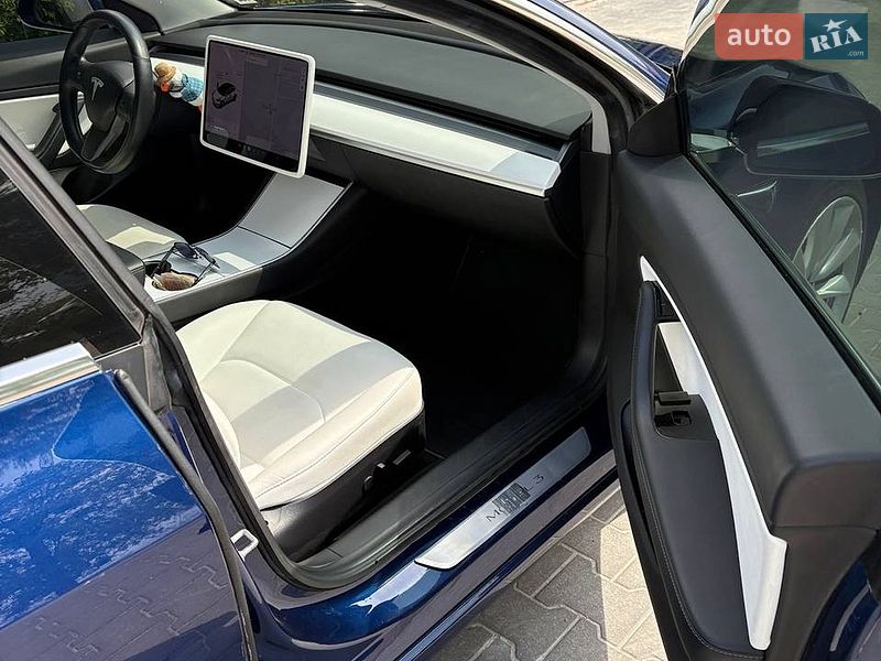Седан Tesla Model 3 2018 в Києві