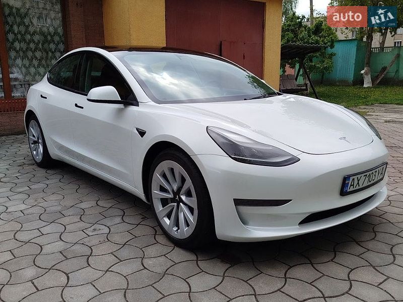 Седан Tesla Model 3 2023 в Луцке