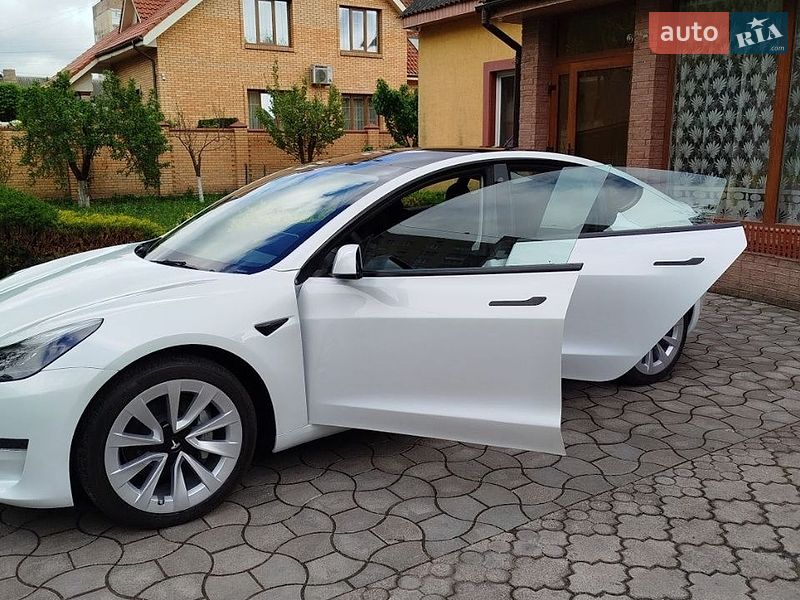 Седан Tesla Model 3 2023 в Луцке
