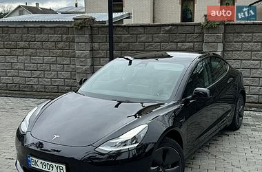 Седан Tesla Model 3 2019 в Дубні