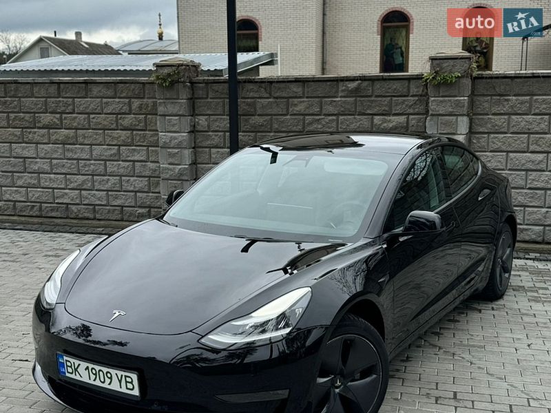 Седан Tesla Model 3 2019 в Дубні