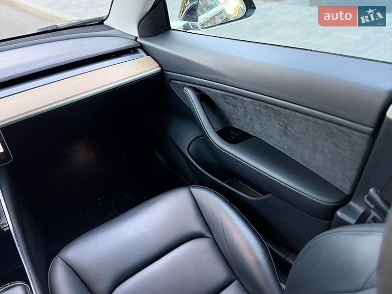 Седан Tesla Model 3 2019 в Чернігові