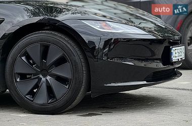 Седан Tesla Model 3 2024 в Черновцах