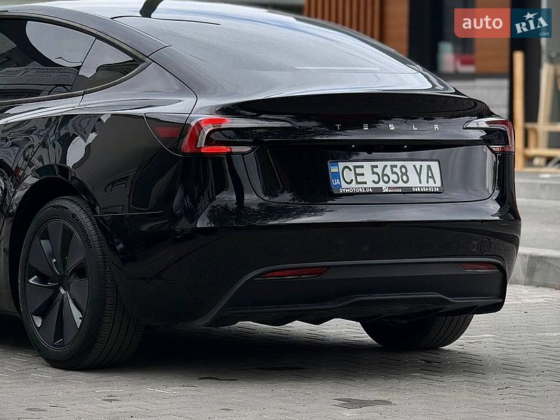 Седан Tesla Model 3 2024 в Черновцах