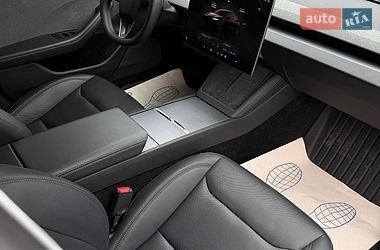 Седан Tesla Model 3 2024 в Черновцах