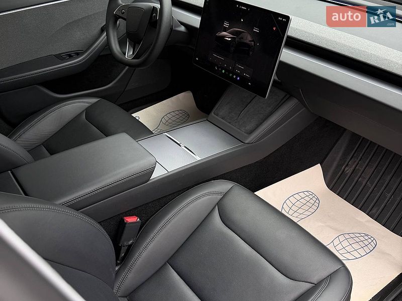 Седан Tesla Model 3 2024 в Черновцах
