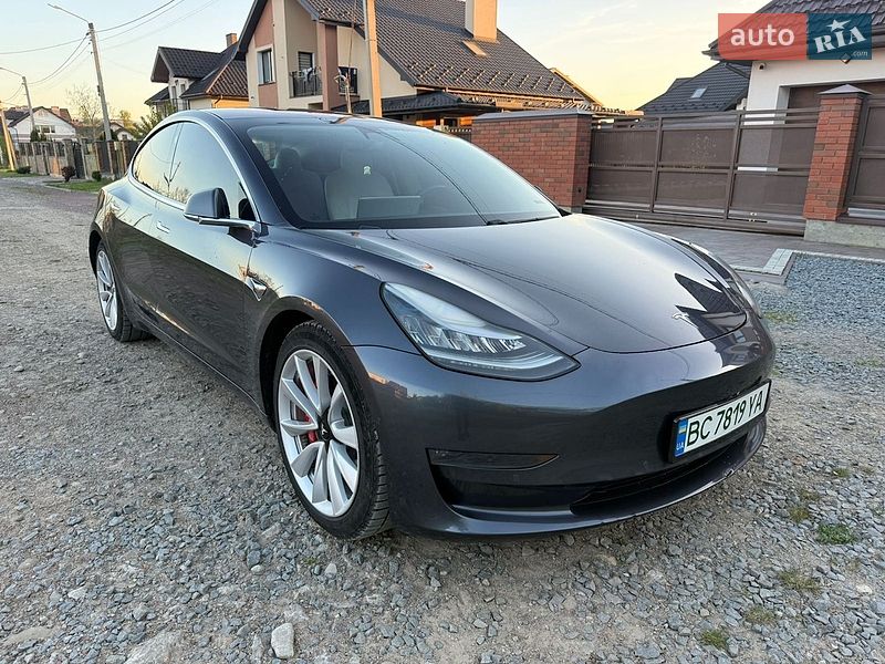 Седан Tesla Model 3 2018 в Дрогобыче