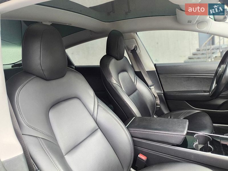 Седан Tesla Model 3 2018 в Киеве