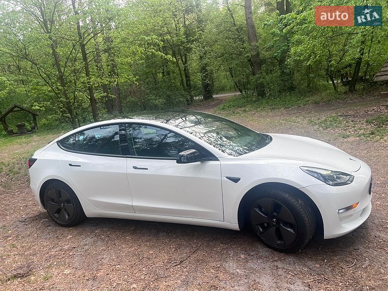 Седан Tesla Model 3 2021 в Киеве
