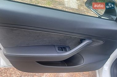 Седан Tesla Model 3 2021 в Киеве