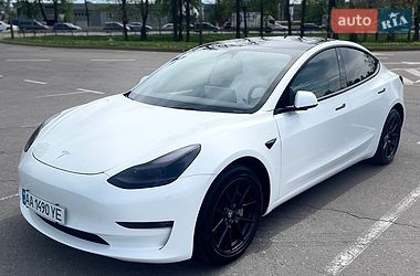 Седан Tesla Model 3 2022 в Киеве