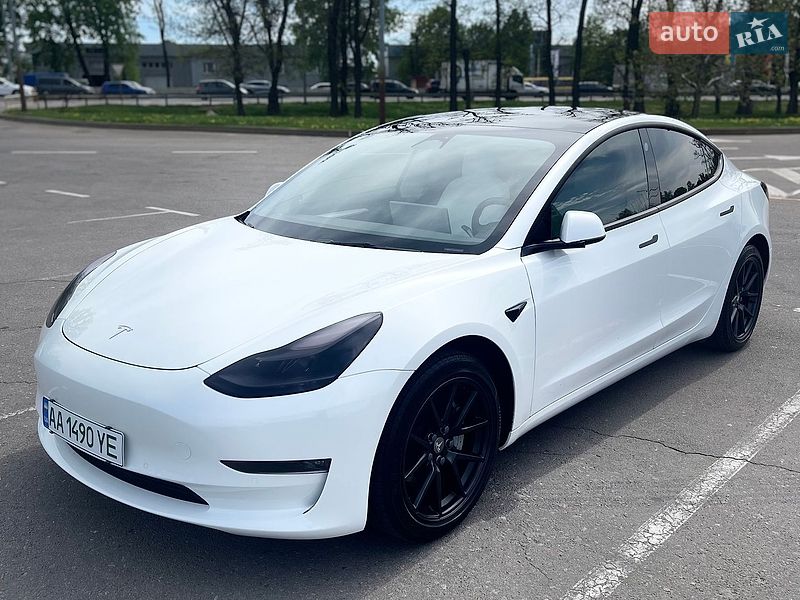 Седан Tesla Model 3 2022 в Киеве