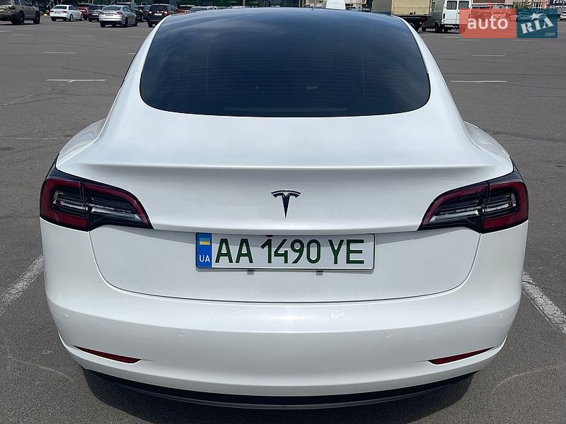 Седан Tesla Model 3 2022 в Киеве