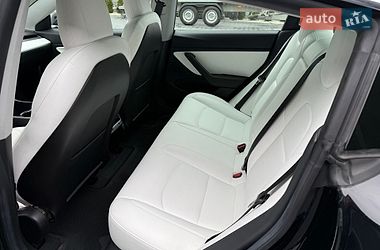 Седан Tesla Model 3 2019 в Дубні