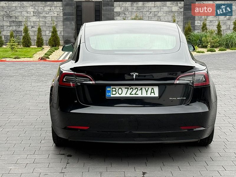 Седан Tesla Model 3 2019 в Дубні