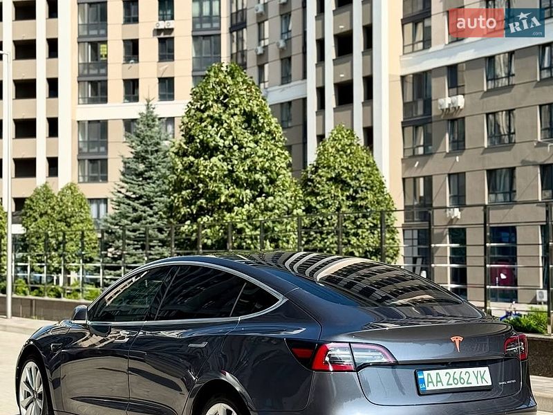 Седан Tesla Model 3 2019 в Львові