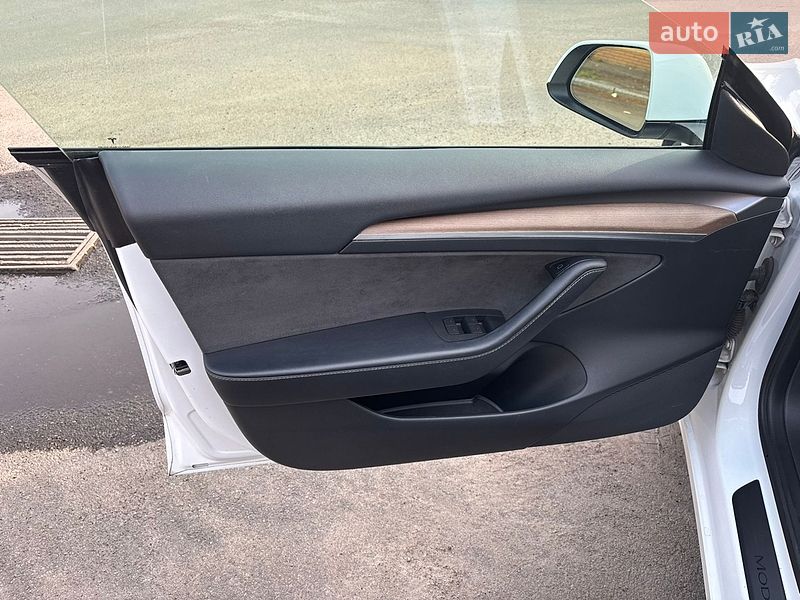Седан Tesla Model 3 2022 в Черкассах