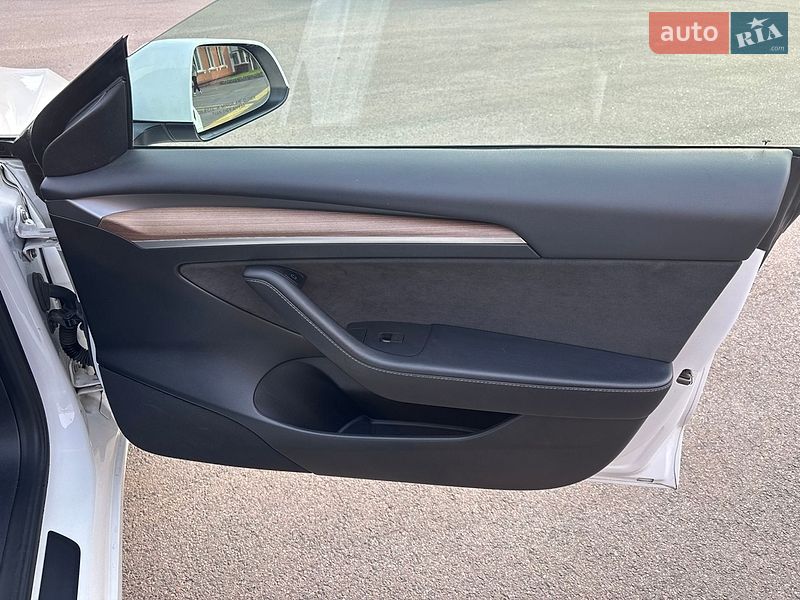 Седан Tesla Model 3 2022 в Черкассах