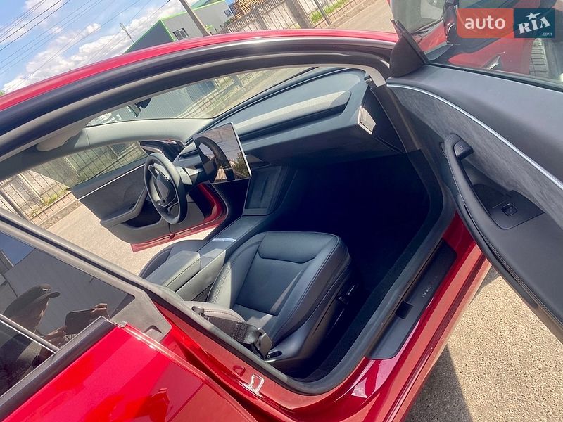 Седан Tesla Model 3 2024 в Чернигове
