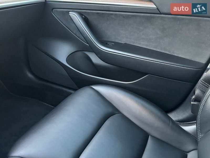 Седан Tesla Model 3 2022 в Днепре