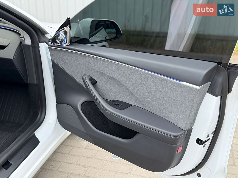 Седан Tesla Model 3 2025 в Дубно