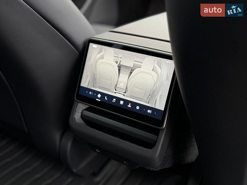 Седан Tesla Model 3 2025 в Дубно