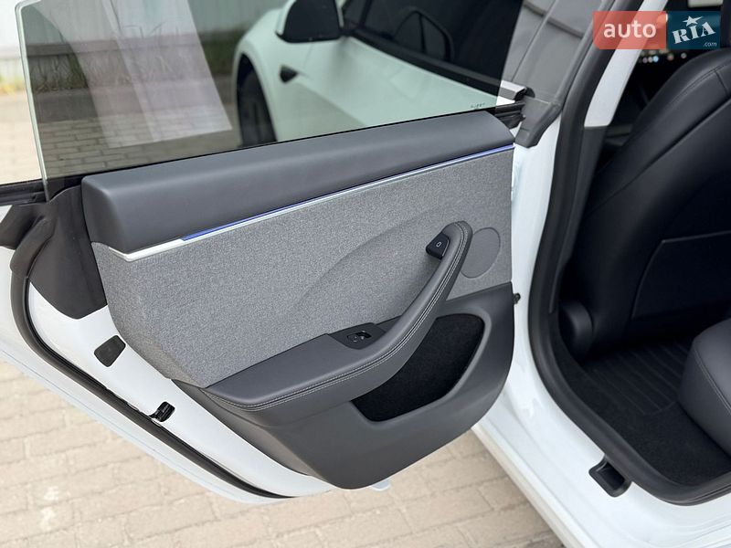 Седан Tesla Model 3 2025 в Дубно