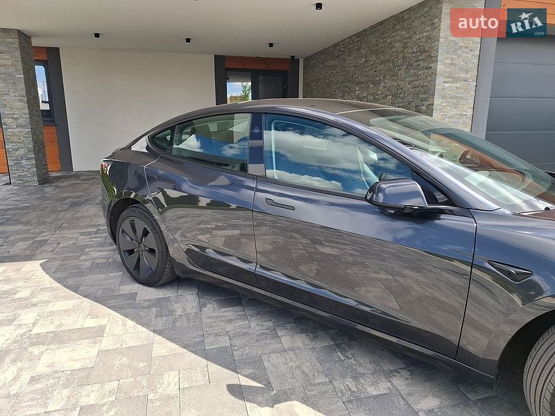 Седан Tesla Model 3 2025 в Ровно