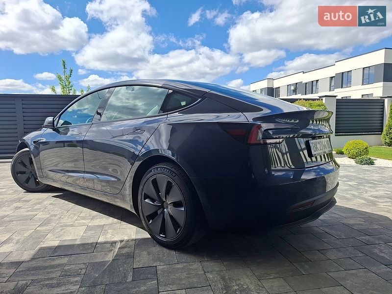 Седан Tesla Model 3 2025 в Ровно