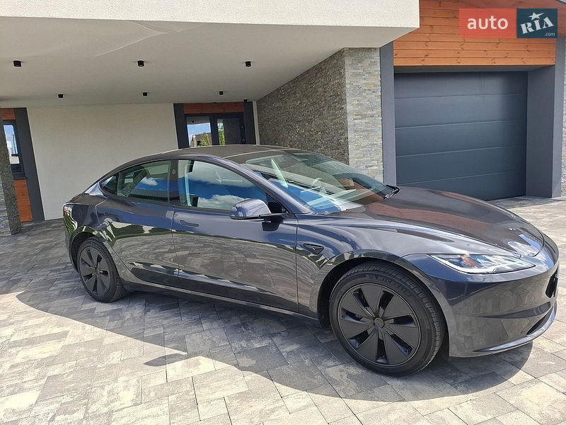 Седан Tesla Model 3 2025 в Ровно