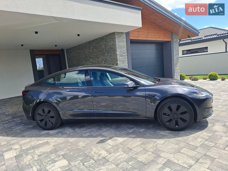 Седан Tesla Model 3 2025 в Ровно
