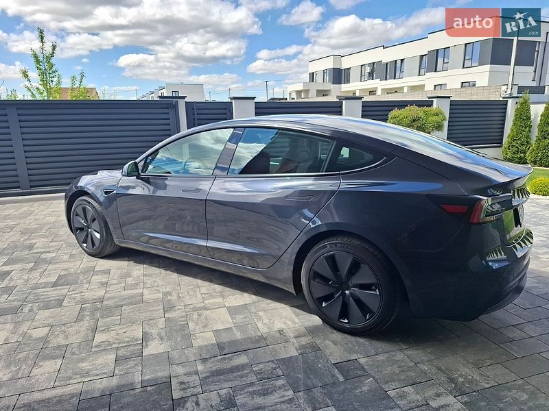 Седан Tesla Model 3 2025 в Ровно