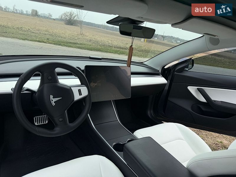 Седан Tesla Model 3 2020 в Киеве