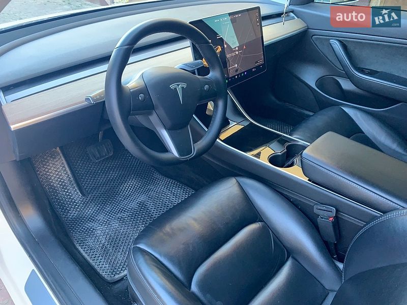 Седан Tesla Model 3 2019 в Львове