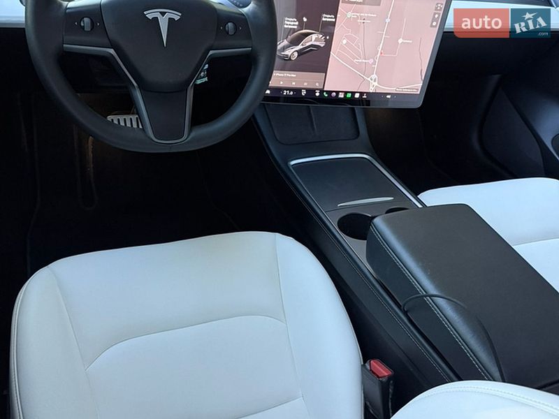 Седан Tesla Model 3 2021 в Львове